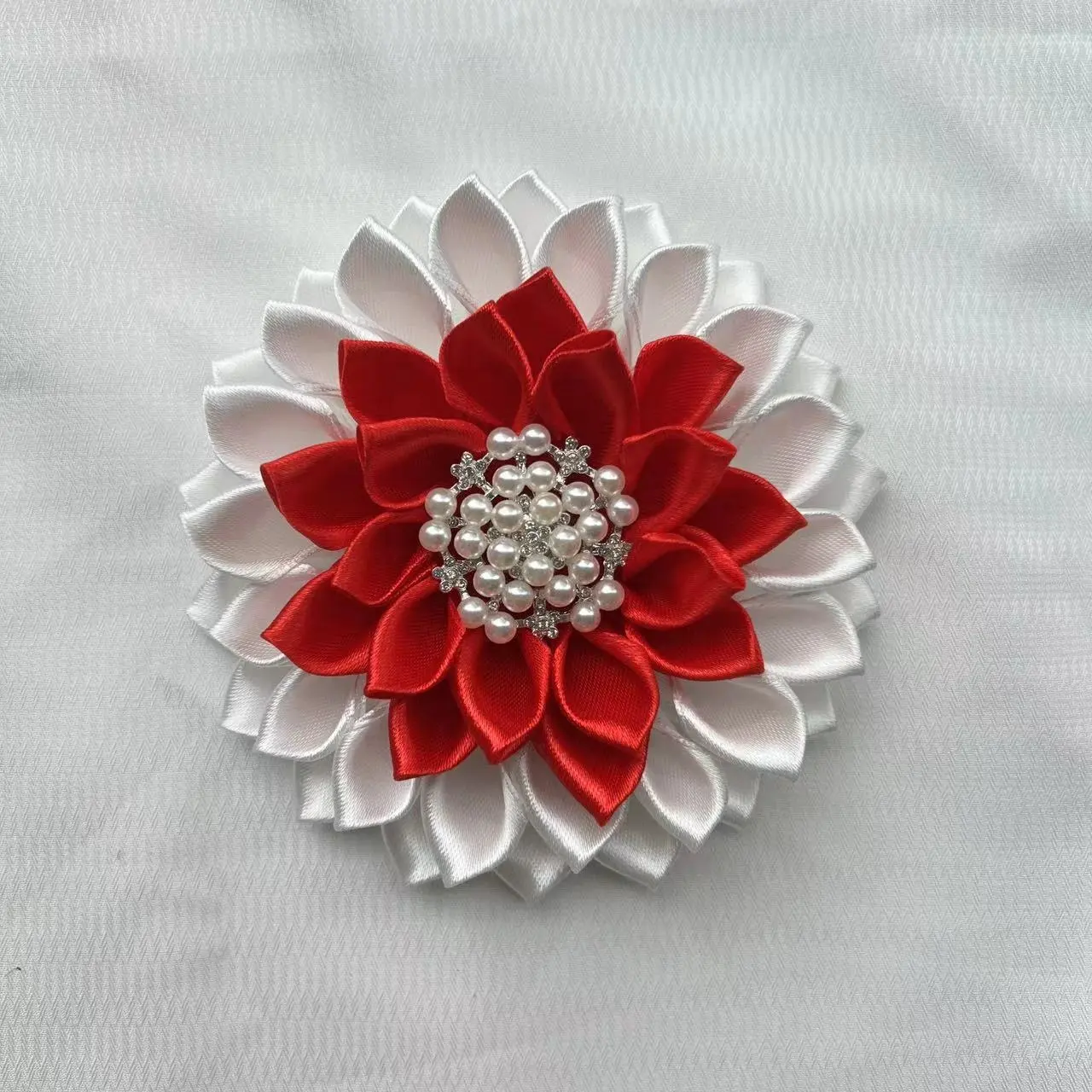 Benutzer definierte weiße und rote Schwestern schaft Brosche Blume 4,5x4,5 Zoll handgemachte Blume für Frauen Brosche Pin