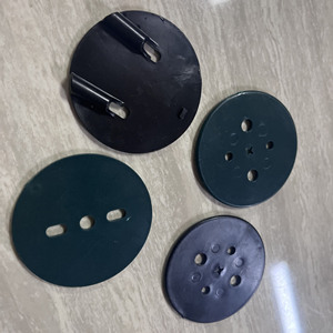 Estacas de plástico verde duraderas para fijación de césped artificial en paisajismo - Product Image 1
