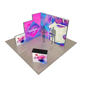 Stand de exhibición personalizado con tres lados abiertos, caja de luz SEG, pared trasera en forma de U con soporte para doble pantalla y unidad de mostrador de recepción - Product Image 5