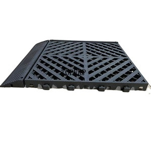 Carreaux de sol modulaires en plastique ventilés pour garage, très résistants - Product Image 2