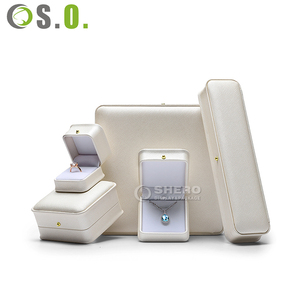 Caja de Joyería Cuadrada de Lujo Personalizada de Alta Calidad, con Diseño Repujado, Caja Azul de PU para Collar y Anillo - Product Image 3