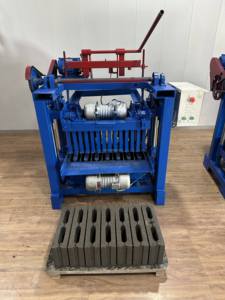 Machine à fabriquer des blocs de béton semi-automatique 4-35A la plus vendue, équipement de formage de briques creuses et standard à haute efficacité - Product Image 3