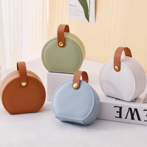 Nouvelle boîte à bijoux sac à main PU idéale pour les voyages. La section semi-circulaire s'adapte aux bagues, colliers, boucles d'oreilles, etc. Vente en gros disponible. - Product Image 3