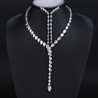 Parure Collier et Boucles d'Oreilles Style Classique de Luxe, Ornée de Zircons, en Laiton Plaqué Or, avec un Design Raffiné et Élégant