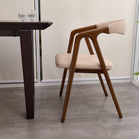 Ensemble table et chaises de salle à manger en bois massif de style nordique avec pieds en bois recyclé pour les intérieurs rustiques modernes