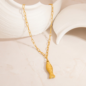 Collier pendentif poisson en acier inoxydable plaqué or 18 carats, chaîne de clavicule, bijoux de mode pour femmes, design animal du zodiaque - Product Image 1