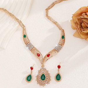 Ensemble collier et boucles d'oreilles pour femme en alliage de zinc doré, creux, avec strass en résine verte, best-seller transfrontalier Europe-Amérique - Product Image 4