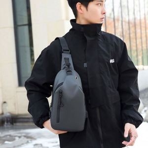 Sac bandoulière de poitrine imperméable pour homme, décontracté, sportif, de voyage, avec port USB - Product Image 3