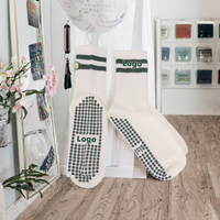 Chaussettes de Pilates tricotées respirantes et antidérapantes personnalisées avec logo sur le revers inférieur – Collection Printemps