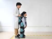 Exosquelette robotisé pour enfant, aide à la marche électrique, utilisé pour la physiothérapie et la rééducation de la marche des enfants