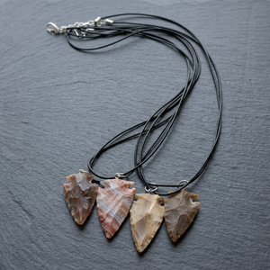 Collier pendentif en forme de cœur et de pointe de flèche en jaspe multi-varié sculpté à la main avec cordon noir et fermoir argenté pour bijoux de style imitation antique - Product Image 3