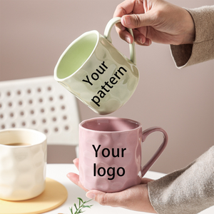 Tasse à café en céramique colorée <span class=keywords><strong>de</strong></span> 10oz avec motif en relief vente chaude blanc rose vert gris tasses <span class=keywords><strong>de</strong></span> couleur - Product Image 2