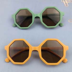 Gafas de Sol para Niños con Marco de PC con Rayas Impresas a la Moda y Logotipo Personalizado, Protección UV400, Marco Pequeño Poligonal - Product Image 4