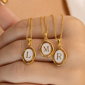 Collares con colgante inicial de 26 piezas, venta al por mayor, collar con letra ovalada de oro esmaltado blanco, regalo de cumpleaños para mamá y <span class=keywords><strong>novia</strong></span> - Product Image 1