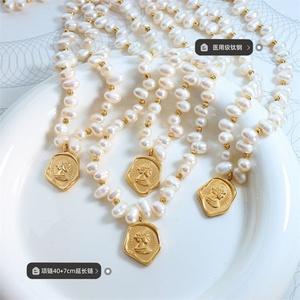 Collier tendance avec pendentif portrait irrégulier, chaîne perlée, zircon vert et perles d'eau douce - Product Image 3