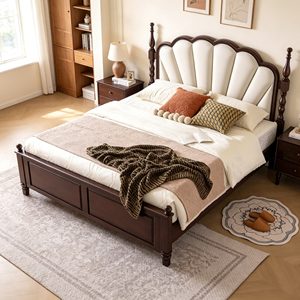 Base de Cama Tapizada Tradicional Tamaño Queen con Cabecera de Tela y Postes de Madera - Product Image 1