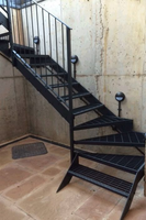 Escalier droit sur mesure, style moderne en fer forgé avec main courante en acier inoxydable pour villa, hôtel, projet commercial