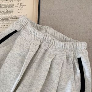 Completo due pezzi autunnale 2025 di tendenza per ragazzi, nuovo completo casual semplice con pantaloni in felpa e motivo a lettere - Product Image 3