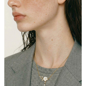 JINYOU 5279 Exquisito Collar con Colgante de Flor y Hoja de Circonita Cúbica, Cadena Fina de Acero Inoxidable Chapada en Oro para Mujer - Product Image 5