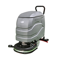 Autolaveuse compacte manuelle avec raclette de 60 mm, réservoirs de 50 L et roues anti-collision non-marquantes pour parking souterrain