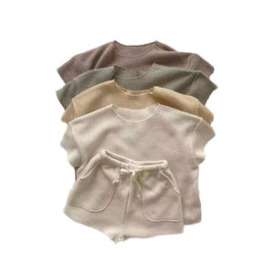 Set di <span class=keywords><strong>Abbigliamento</strong></span> <span class=keywords><strong>Estivo</strong></span> per Bambini 2 Pezzi, Tinta Unita, Morbido e Comodo, Maglia a Maniche Corte con Pantaloncini con Coulisse, Completo in Maglia per Bambini - Product Image 1