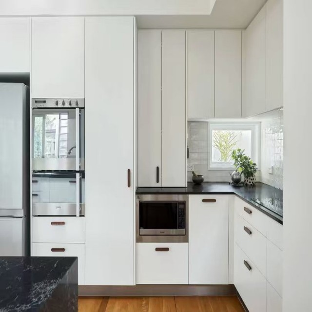 BAILOM Customizable Modular Modern Minimalist White Handleless Eco-Friendly Kitchen Cabinet Black Countertop Built-in Appliance