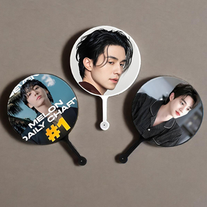 Éventail miniature personnalisé en PVC plastique pour groupe Kpop coréen - Product Image 2