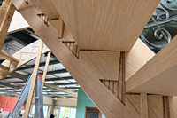 Escalier en colimaçon courbé sur mesure, garde-corps en fer forgé orné, marches en bois, design luxueux pour villa, hôtel, grand hall intérieur