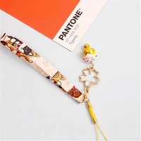 Dragonne de téléphone portable Kawaii avec breloque chat porte-bonheur, cordon court pour iPhone, pendentif mignon pour téléphone portable