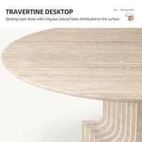 Table à manger ronde en travertin beige naturel de luxe moderne avec piédestal cannelé à plusieurs niveaux pour projet de villa en Australie
