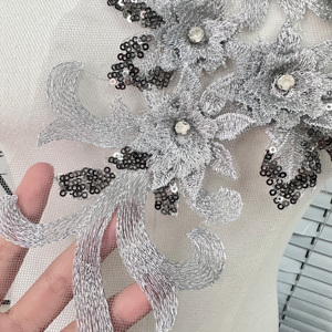 Toppa Applique floreale con paillettes grigie e paillettes per decorazione del vestito motivo monospalla in pizzo per abbigliamento fai da te - Product Image 2