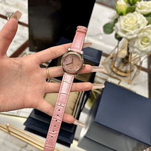 Montre-bracelet à mouvement à quartz avec cadran rond rose, accents de cristaux mobiles et bracelet en cuir à motif crocodile pour femmes Chopards - Product Image 2