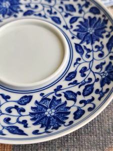 Service à thé 3 pièces Jingdezhen, Gaiwan bleu sous glaçure peint à <span class=keywords><strong>la</strong></span> main, motif lotus complexe conçu par le maître Mengli - Product Image 4