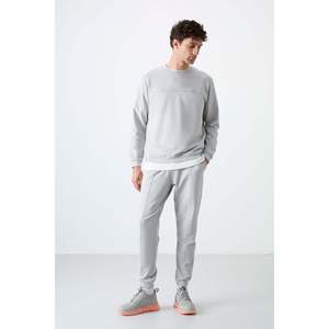 Conjunto Deportivo Básico Color Piedra para Hombre Air Jones - Traje Deportivo Cómodo de Mezcla de Algodón para Uso Casual y Deportivo - Product Image 4
