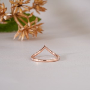 Élégante bague en or rose en forme de V avec diamants pour femme, alliance chevron minimaliste, bijou de mariée empilable, bague de doigt - Product Image 6
