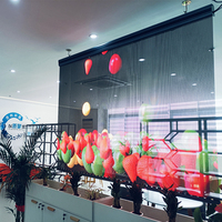 Film LED transparent P8 pour vitrine, luminosité 3000 cd, lisible en plein soleil, écoénergétique pour les devantures de magasins (garantie 2 ans)