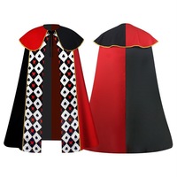 Cape de cosplay sur le thème du poker pour Halloween, cape rouge et noire à motif losanges avec imprimés cœurs et piques, parfaite pour les costumes de fête Comic Con