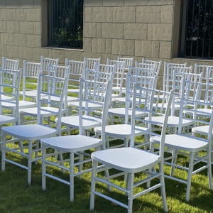 Chaises de mariage Chiavari en plastique doré empilables, durables, avec coussins, pour événements extérieurs, hôtels et banquets - Vente en gros - Product Image 2