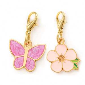 Colgante de collar personalizado al por mayor para mascotas, de acero inoxidable chapado en oro de 18k, con diseño de mariposa esmaltada y texto 'Rescued with Love', para perros y gatos - Product Image 1