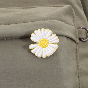 เข็มกลัดเคลือบลายการ์ตูนเม่นน้อยน่ารักถือดอกเดซี่ ของขวัญเครื่องประดับขายส่งจำนวนมาก - Product Image 3