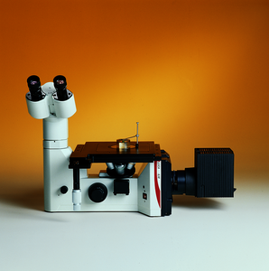 Le microscope métallographique inversé DMIL M à conception modulaire permet de réaliser rapidement les tâches d'observation et de mesure - Product Image 2