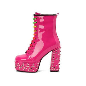 Bottes martin à bout carré et rivets pour femmes, chaussures d'hiver en matériau PU à talons compensés - Product Image 1