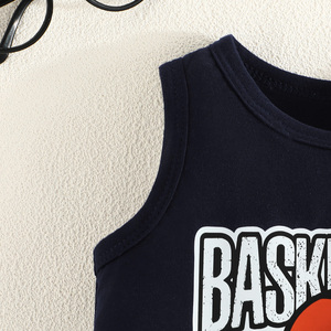 ชุดเสื้อผ้าเด็กผู้ชายลำลองสำหรับกีฬากลางแจ้งในฤดูร้อน ประกอบด้วยเสื้อพิมพ์ลายบาสเก็ตบอลแบบไม่มีแขนจับคู่กับกางเกงขาสั้นที่สวมใส่สบายสำหรับ - Product Image 3