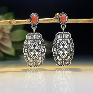 Orecchini Pendenti Etnici Vintage con Dettaglio in Pietra Rossa, Accessori di Moda in Stile Retrò per Donne - Product Image 2