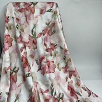 Tissu satiné de fleurs élégantes d'impression de poids moyen de polyester de haute qualité pour la robe et les pyjamas de femmes