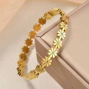 สร้อยข้อมือผู้หญิงดีไซน์ทันสมัยแบบด้าน  ตัวล็อคสปริงสแตนเลสสีทอง  ประดับเพชรซิคอนเม็ดเดี่ยวตรงกลาง  ลายดอกเดซี่  ชุบทอง 18k  แบบเรียบหรู - Product Image 1