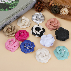Mini fleur de camélia en cuir, corsage fait main, accessoire pour cheveux, décoration de vêtements, artisanat de mariage, accessoires de bijouterie - Product Image 3