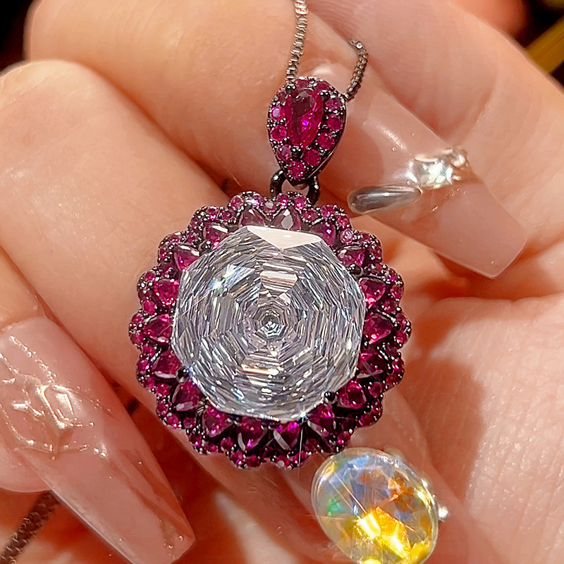 Pendentif en or noir et diamants blancs avec chaîne vénitienne
