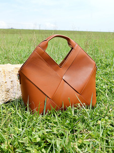 Bolso de mano de cuero genuino para mujer, diseño geométrico entrecruzado, bolsos de diseño hechos a mano, bolso de hombro de cuero tejido. - Product Image 5