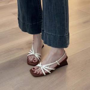 Sandales compensées élégantes à bride unique pour femme, bout carré, talon haut, style romain, parfaites pour assortir aux jupes - Collection 2026 - Product Image 5